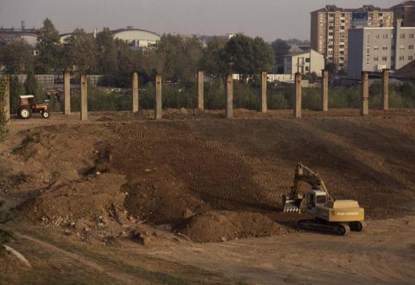 Sesto San Giovanni - Parco Nord, settore Montagnetta - Lavori di creazione del terrapieno del Teatrino - Cantiere - Piccolo carroponte Breda (poi Teatrino del Parco Nord) - Escavatore - Trattore - Boschi - Sullo sfondo palazzi di Milano