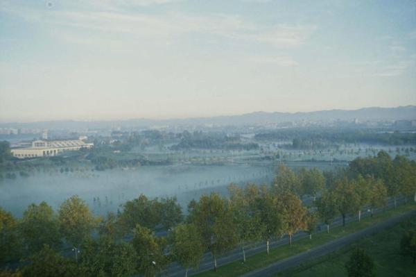 Sesto San Giovanni - Parco Nord, settore Montagnetta, Est - Panoramica dall'alto da casa di Sandra Macchi da sud est a nord ovest / Capannone Breda - Boschi - Alberi - Nebbia - Viale Fulvio Testi - Sullo sfondo palazzi di Cinisello Balsamo - Alpi