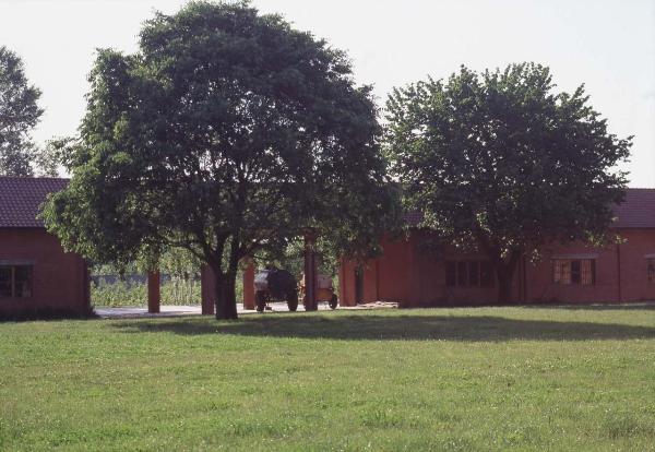 Cinisello Balsamo - Parco Nord, settore Est - Cascina Centro Parco, ala ovest - Macchine e attrezzature agricole - Prato - Alberi (bagolaro e ciliegio)