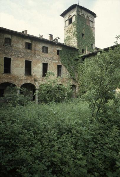 Sesto San Giovanni - Parco Nord, settore Torretta - Villa Torretta - Edificio abbandonato e diroccato - Torre rettangolare - Edera sui muri - Corte interna - Portico - Giardino incolto - Vegetazione