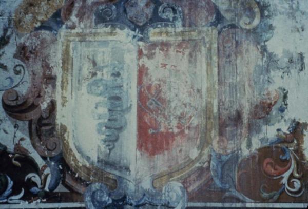 Sesto San Giovanni - Parco Nord, settore Torretta - Villa Torretta, interno - Salone degli Stemmi - Affresco danneggiato alle pareti - Stemma gentilizio della famiglia Visconti e (?) - Maschera antropomorfa - Decorazioni - Lacune