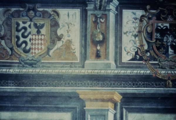 Sesto San Giovanni - Parco Nord, settore Torretta - Villa Torretta, interno - Salone degli Stemmi - Affresco danneggiato alle pareti - Stemma gentilizio della famiglia Marino, Grimaldi - Maschera antropomorfa - Pilastro - Decorazioni