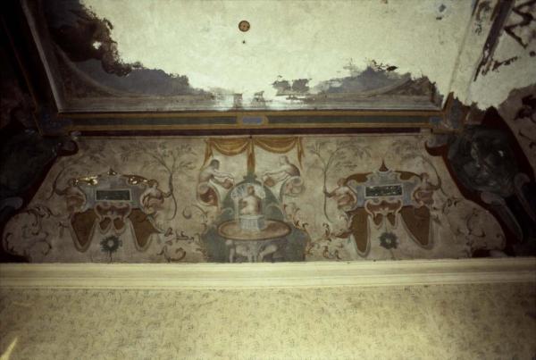 Sesto San Giovanni - Parco Nord, settore Torretta - Villa Torretta, interno - Stanza - Soffitto con affresco danneggiato - Decorazioni con figura femminile - Lacune