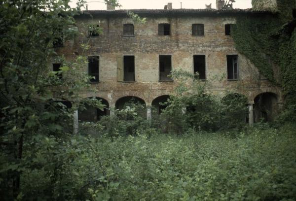 Sesto San Giovanni - Parco Nord, settore Torretta - Villa Torretta - Edificio abbandonato e diroccato - Portico del corpo centrale - Giardino incolto