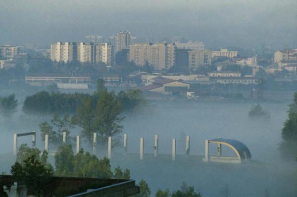 Sesto San Giovanni - Parco Nord, settore Montagnetta - Panoramica dall'alto da casa di Sandra Macchi da est a ovest - Teatrino (ex piccolo carroponte Breda) - Alberi - Nebbia - Sullo sfondo palazzi di Bresso