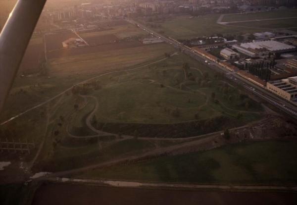 Sesto San Giovanni - Parco Nord, settore Montagnetta, Aeroporto - Veduta aerea al tramonto da est verso ovest / Parco Nord, settore Montagnetta - La Montagnetta dopo i lavori di bonifica, spianamento e semina - Piccolo carroponte Breda (poi Teatrino) - Via Clerici - Capannoni Breda - Aeroporto di Bresso - Sullo sfondo palazzi di Bresso