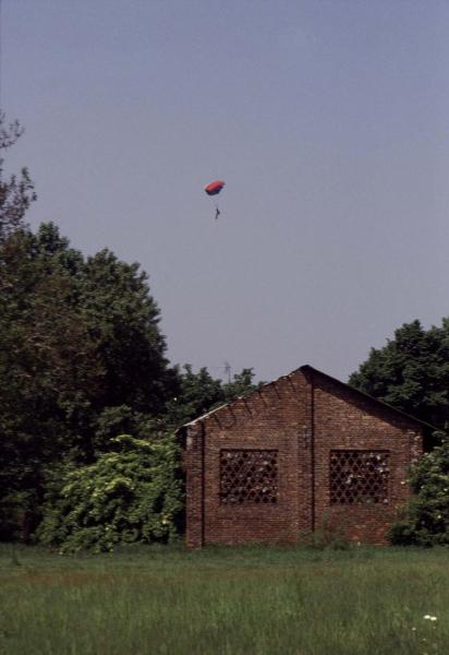 Cinisello Balsamo - Parco Nord, settore Est - Cascina Centro Parco, ala sud (prospetto esterno verso est) prima dei lavori di ristrutturazione - Alberi - Prato - Parapendio