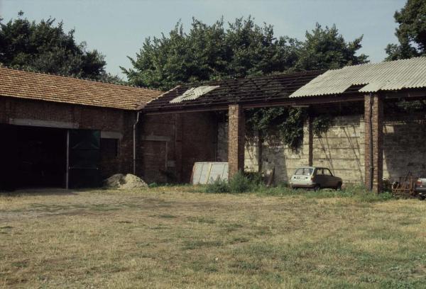 Cinisello Balsamo - Parco Nord, settore Est - Cascina Centro Parco, ala sud e ala ovest prima dei lavori di ristrutturazione - Area porticata con tetto distrutto - Cortile - Prato - Automobile parecheggiata