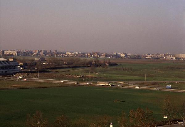 Sesto San Giovanni / Cinisello Balsamo - Parco Nord, settore Montagnetta, Est - Panoramica dall'alto da casa di Sandra Macchi verso nord / Campo (dal 1992 area dei laghetti Fulvio Testi) - Via Clerici - Lavori per la realizzazione dei basamenti per la passerella Clerici - Binario Breda - Nuove piantumazioni - Cascina Centro Parco - Rotonda Carpini - Filare Cannocchiale degli ippocastani / Sullo sfondo campi e i palazzi di Cinisello Balsamo