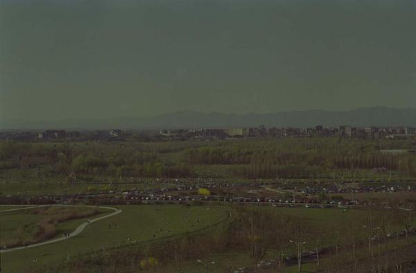 Sesto San Giovanni - Parco Nord, settore Montagnetta e settore Est - Panoramica dall'alto da casa di Sandra Macchi / Campo - Percorso ciclopedonale - Via Clerici - Automobili parcheggiate - Persone al parco - Binario Breda - Rotonda Carpini - Filari di alberi (pioppi cipressini e Cannocchiale degli ippocastani) - Boschi / Sullo sfondo palazzi di Bresso e di Cinisello Balsamo - Alpi