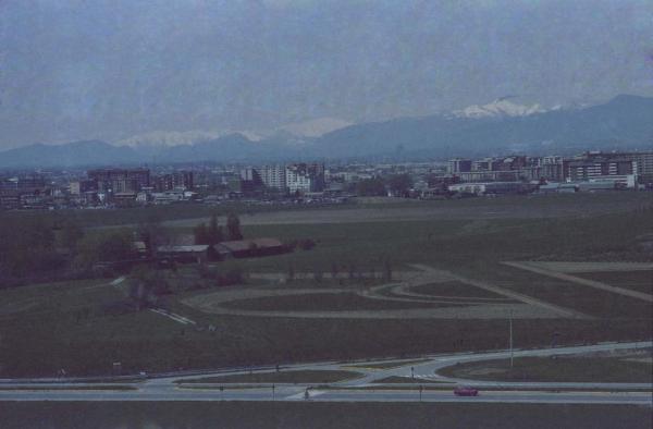 Sesto San Giovanni / Cinisello Balsamo / Bresso - Parco Nord, settore Est - Panoramica dall'alto da sud verso nord da casa di Sandra Macchi / Cascina Centro Parco - Binario Breda - Segni sul terreno del Cannocchiale degli ippocastani e della Rotonda Carpini - Prati - Via Clerici - Sullo sfondo palazzi di Cinisello Balsamo, Alpi