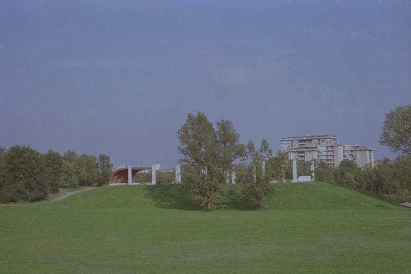 Sesto San Giovanni - Parco Nord, settore Montagnetta - Teatrino (ex piccolo carroponte Breda) - Pilastri - Sullo sfondo palazzo di Sesto San Giovanni