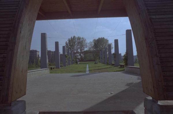 Sesto San Giovanni - Parco Nord, settore Montagnetta - Teatrino (ex piccolo carroponte Breda) dal palcoscenico - Pilastri, panchine - Sullo sfondo palazzi di Milano