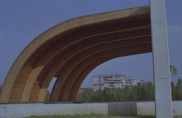 Sesto San Giovanni - Parco Nord, settore Montagnetta - Teatrino (ex piccolo carroponte Breda) - Palcoscenico - Sullo sfondo palazzo di Sesto San Giovanni