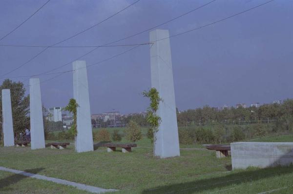 Sesto San Giovanni - Parco Nord, settore Montagnetta - Teatrino (ex piccolo carroponte Breda) - Pilastri e panchine - Sullo sfondo palazzi di Sesto San Giovanni