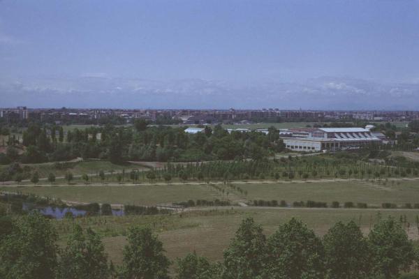 Sesto San Giovanni - Parco Nord, settore Montagnetta - Panoramica dall'alto da est verso ovest da casa di Sandra Macchi / La Montagnetta - Laghetto artificiale Suzzani - Canale - Filare Cannocchiale dei tigli - Prati - Boschi - Capannone Breda - Passerella Clerici - Sullo sfondo aeroporto di Bresso e palazzi