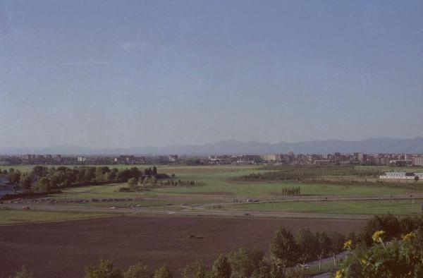 Sesto San Giovanni - Parco Nord, settore Montagnetta, Est - Panoramica dall'alto da sud-est verso nord-ovest da casa di Sandra Macchi / Campo (dal 1992 area dei laghetti Fulvio Testi) - Via Clerici - Binario Breda - Rotonda Carpini - Filare Cannocchiale degli ippocastani - Rimboschimento (primi lotti) - Nuove piantumazioni - Sullo sfondo palazzi di Cinisello Balsamo - Alpi