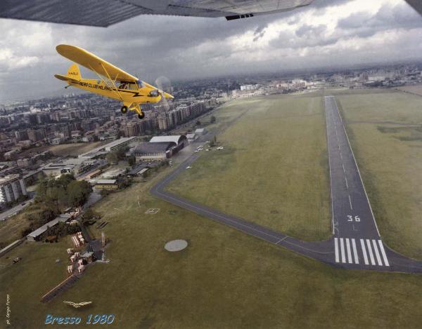 Bresso - Veduta aerea da sud a nord sull'area poi occupata dal Parco Nord, settore Aeroporto - Aeroporto di Bresso - Pista di atterraggio - Hangar - Palazzi di Bresso - Fotomontaggio con aereo dell'Aero club Milano