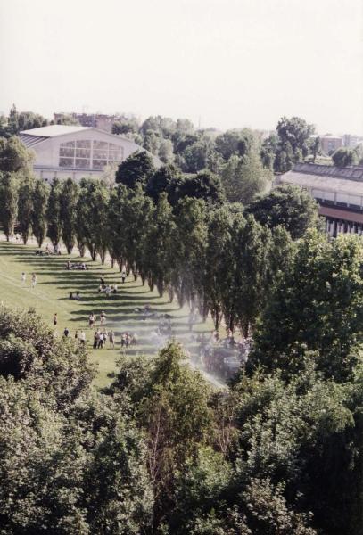 Sesto San Giovanni - Parco Nord, settore Est - Evento: Festa del Parco - Veduta dall'alto dalla mongolfiera - Prato - Filare dei pioppi cipressini - Percorsi ciclopedonali - Capannone Breda - Persone al parco