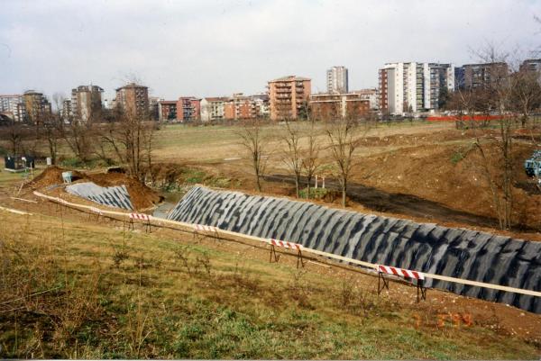 Sesto San Giovanni - Parco Nord, settore Montagnetta - Lavori di realizzazione del Velodromo e di impermeabilizzazione del bacino di invaso - Canale Breda - Sullo sfondo palazzi su viale Fulvio Testi