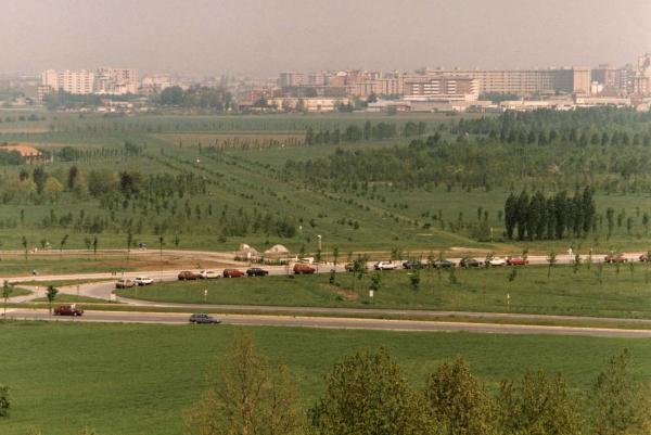 Sesto San Giovanni / Cinisello Balsamo - Parco Nord, settore Est - Panoramica dall'alto da sud a nord da casa di Sandra Macchi / Via Clerici - Filare Cannocchiale degli ippocastani - Rotonda Carpini - Boschi (primi lotti) - Prati - Sullo sfondo palazzi di Cinisello Balsamo