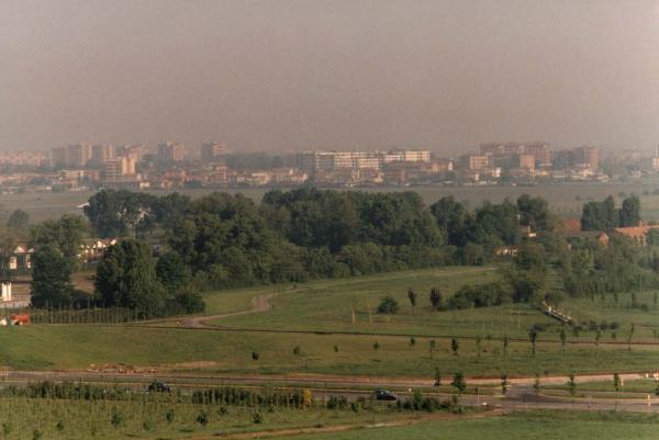 Sesto San Giovanni / Bresso - Parco Nord, settore Est - Panoramica dall'alto da sud-est a nord-ovest da casa di Sandra Macchi / Via Clerici - Prati - Filare di pioppi cipressini - Percorso ciclopedonale - Binario Breda - Cascina Centro Parco - Sullo sfondo aeroporto e palazzi di Bresso