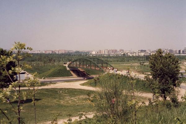 Sesto San Giovanni - Parco Nord, settore Montagnetta, Est - Veduta dalla Montagnetta verso nord-est - Campo - Passerella ciclopedonale Clerici - Via Clerici - Boschi (primi lotti) / Sullo sfondo Centro scolastico Parco Nord, ospedale Bassini e palazzi di Cinisello Balsamo