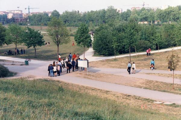 Sesto San Giovanni - Parco Nord, settore Montagnetta - Veduta dal Teatrino sull'area verso viale Fulvio Testi - Fontanella - Persone a passeggio - Ragazze che giocano a palla - Percorsi ciclopedonali - Filari di alberi - Cannocchiale dei tigli / Festa del 25 aprile