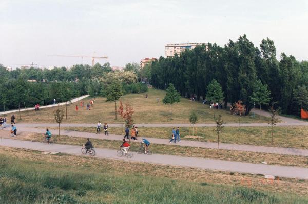 Sesto San Giovanni - Parco Nord, settore Montagnetta - Veduta dal Teatrino sull'area verso viale Fulvio Testi - Percorsi ciclopedonali - Filari di alberi - Cannocchiale dei tigli - Persone a passeggio e in bicicletta - Festa del 25 aprile