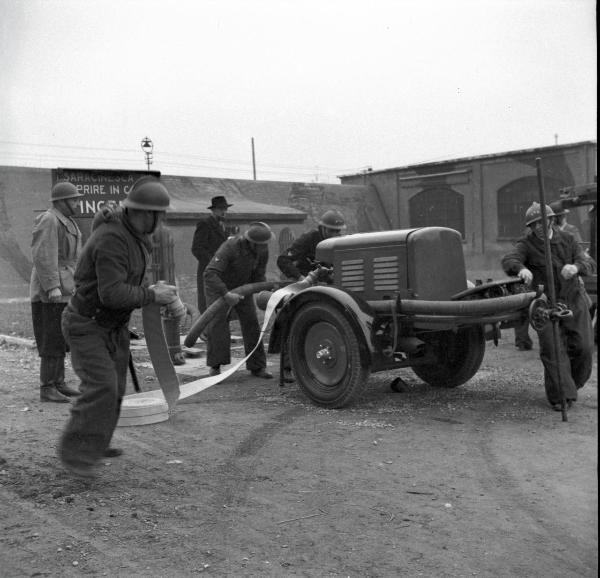 VI sezione Ernesto Breda - Brescia - Via Lunga - Stabilimento industriale - Esterno - Esercitazione squadra P.A.A. (Protezione AntiAerea)