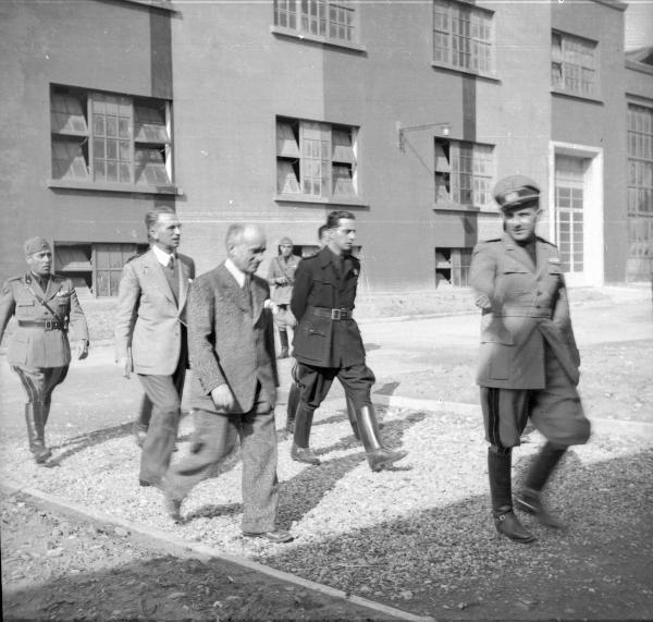 VI sezione Ernesto Breda - Brescia - Via Lunga - Stabilimento industriale - Esterno - Visita del generale di Brescia Feliciani