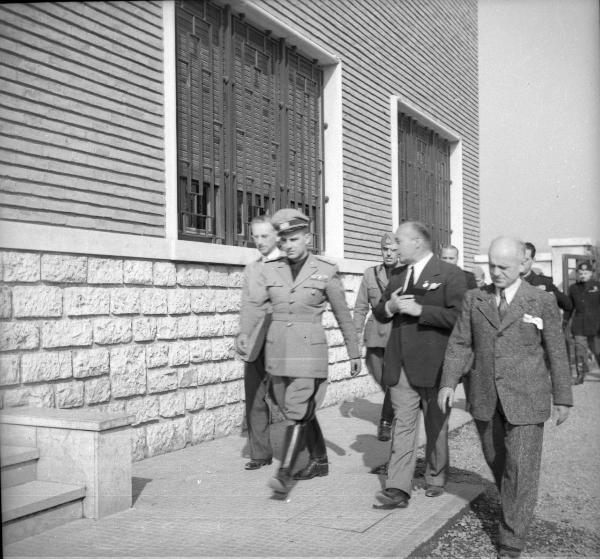 VI sezione Ernesto Breda - Brescia - Via Lunga - Stabilimento industriale - Esterno - Visita del generale di Brescia Feliciani