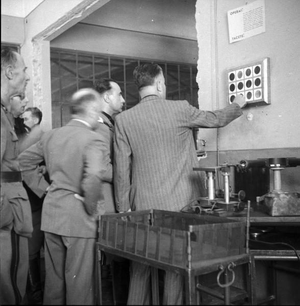 VI sezione Ernesto Breda - Brescia - Via Lunga - Stabilimento industriale - Interno - Reparto - Visita del generale di Brescia Feliciani