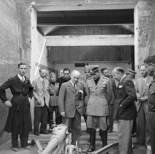 VI sezione Ernesto Breda - Brescia - Via Lunga - Stabilimento industriale - Esterno - Visita del generale di Brescia Feliciani