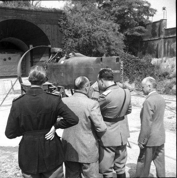 VI sezione Ernesto Breda - Brescia - Via Lunga - Stabilimento industriale - Esterno - Visita del generale di Brescia Feliciani