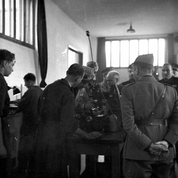 VI sezione Ernesto Breda - Brescia - Via Lunga - Stabilimento industriale - Interno - Reparto - Visita del generale di Brescia Feliciani