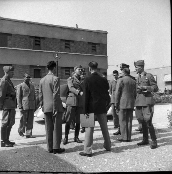 VI sezione Ernesto Breda - Brescia - Via Lunga - Stabilimento industriale - Esterno - Visita del generale di Brescia Feliciani