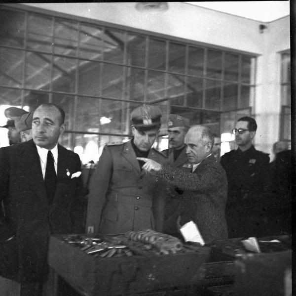 VI sezione Ernesto Breda - Brescia - Via Lunga - Stabilimento industriale - Interno - Reparto - Visita del generale di Brescia Feliciani