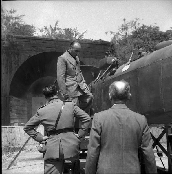 VI sezione Ernesto Breda - Brescia - Via Lunga - Stabilimento industriale - Esterno - Visita del generale di Brescia Feliciani