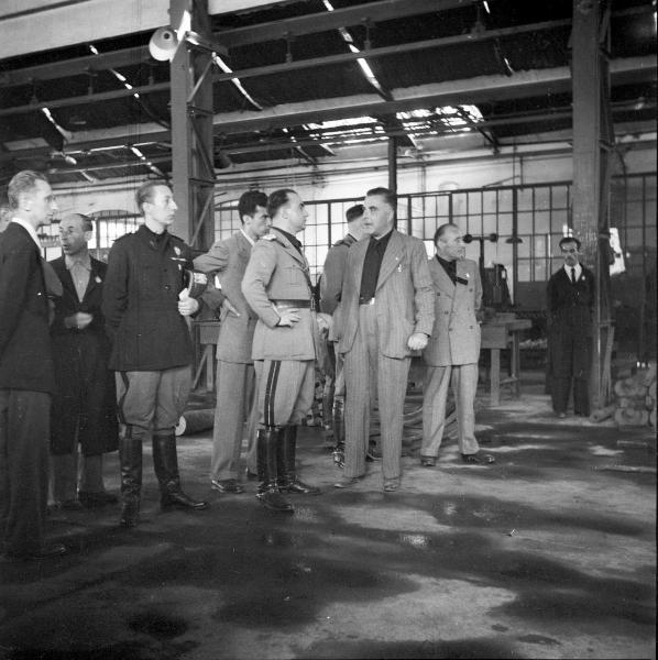 VI sezione Ernesto Breda - Brescia - Via Lunga - Stabilimento industriale - Interno - Reparto - Visita del generale di Brescia Feliciani