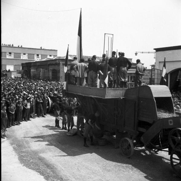 VI sezione Ernesto Breda - Brescia - Via Lunga - Stabilimento industriale - Esterno – Visita del generale di Brescia Feliciani - Cerimonia - Comizio fascista - Bandiere – Operai e operaie – Personale - Gerarchi - Militari - Autorità