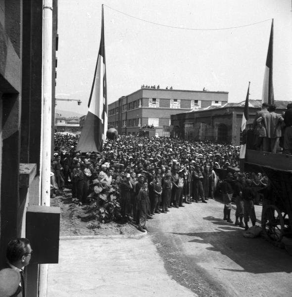 VI sezione Ernesto Breda - Brescia - Via Lunga - Stabilimento industriale - Esterno – Visita del generale di Brescia Feliciani - Cerimonia - Comizio fascista - Bandiere – Operai e operaie – Personale - Gerarchi - Militari - Autorità