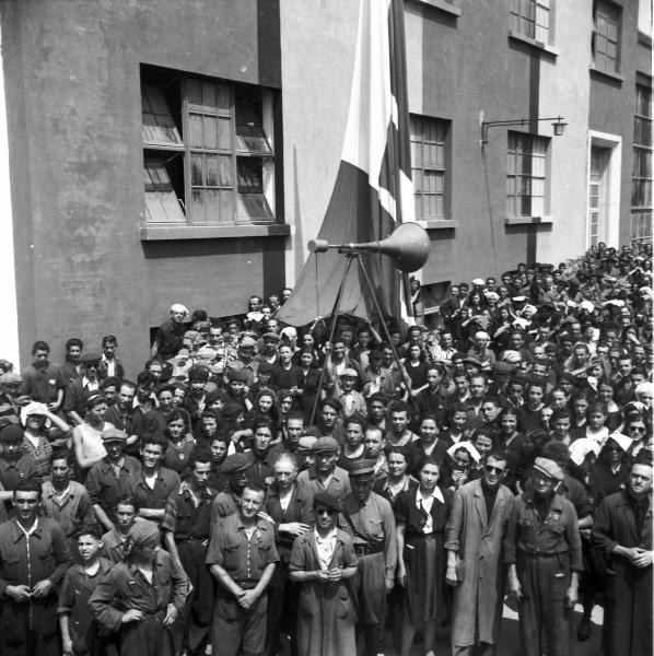 VI sezione Ernesto Breda - Brescia - Via Lunga - Stabilimento industriale - Esterno – Visita del generale di Brescia Feliciani - Cerimonia - Comizio fascista - Bandiere – Operai e operaie – Personale