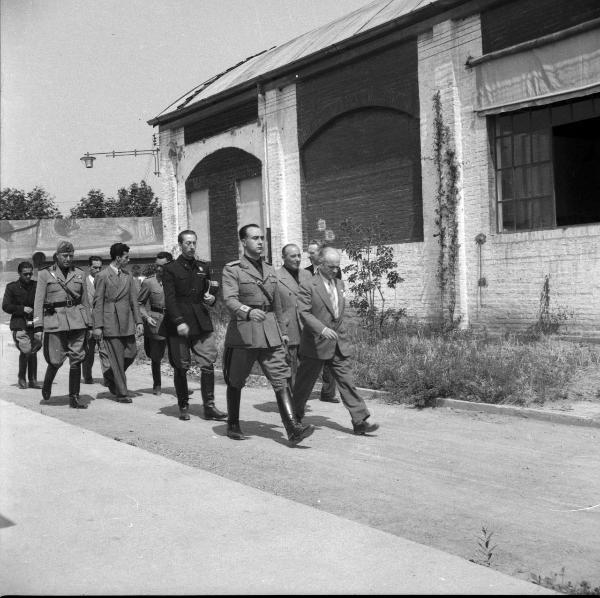 VI sezione Ernesto Breda - Brescia - Via Lunga - Stabilimento industriale - Esterno - Visita del generale di Brescia Feliciani