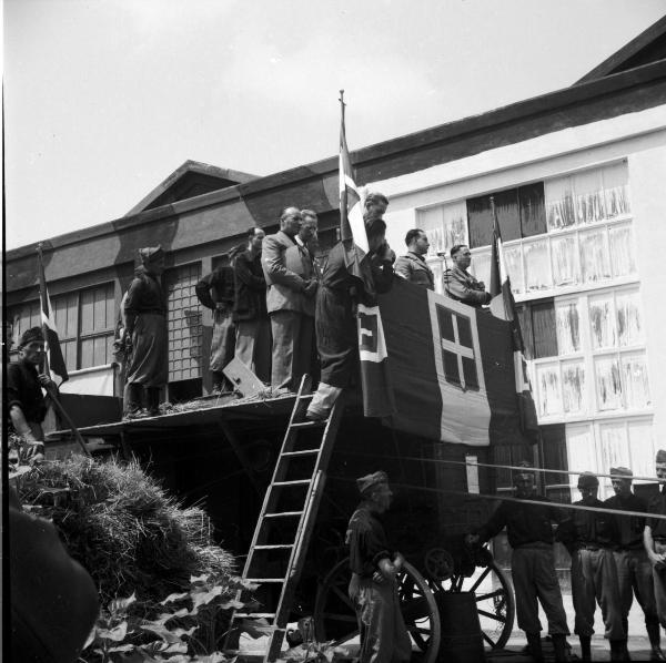 VI sezione Ernesto Breda - Brescia - Via Lunga - Stabilimento industriale - Esterno – Visita del generale di Brescia Feliciani - Cerimonia - Comizio fascista - Bandiere – Personale - Gerarchi - Militari - Autorità