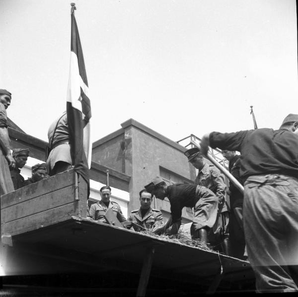 VI sezione Ernesto Breda - Brescia - Via Lunga - Stabilimento industriale - Esterno – Visita del generale di Brescia Feliciani - Cerimonia - Comizio fascista - Bandiere – Personale - Gerarchi - Militari - Autorità