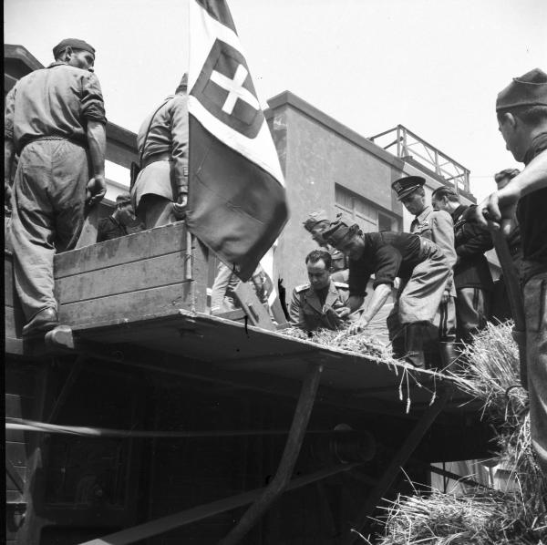 VI sezione Ernesto Breda - Brescia - Via Lunga - Stabilimento industriale - Esterno – Visita del generale di Brescia Feliciani - Cerimonia - Comizio fascista - Bandiere – Personale - Gerarchi - Militari - Autorità