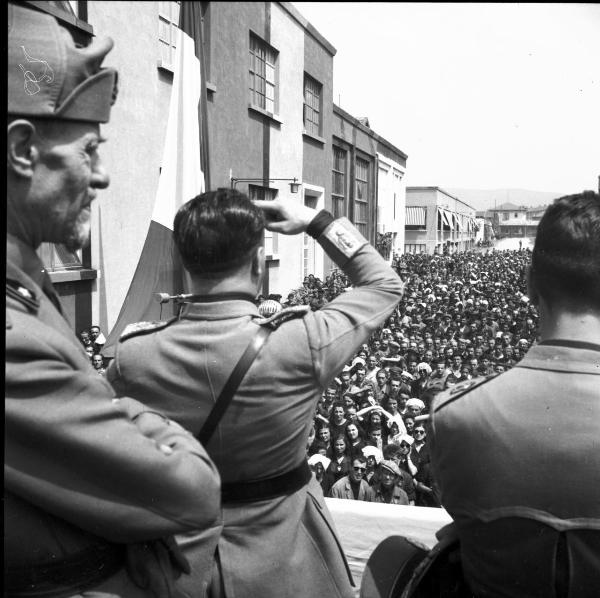 VI sezione Ernesto Breda - Brescia - Via Lunga - Stabilimento industriale - Esterno – Visita del generale di Brescia Feliciani - Cerimonia - Comizio fascista - Bandiere – Operai e operaie – Personale - Gerarchi - Militari - Autorità