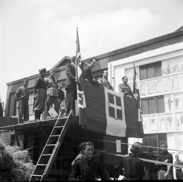 VI sezione Ernesto Breda - Brescia - Via Lunga - Stabilimento industriale - Esterno – Visita del generale di Brescia Feliciani - Cerimonia - Comizio fascista - Bandiere – Personale - Gerarchi - Militari - Autorità