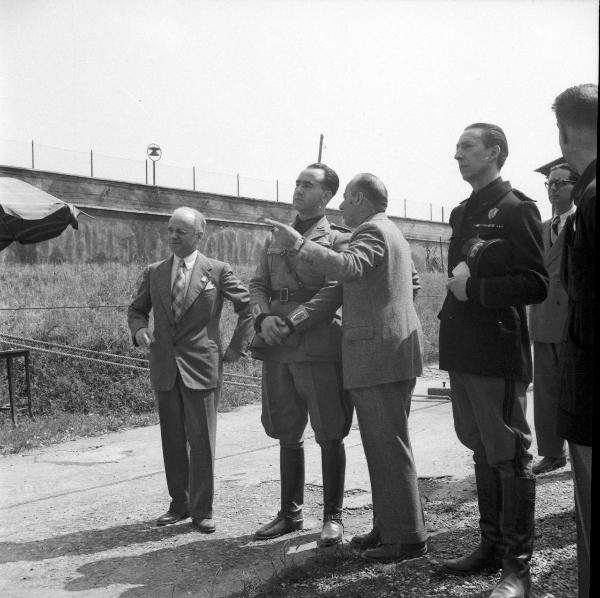 VI sezione Ernesto Breda - Brescia - Via Lunga - Stabilimento industriale - Esterno - Visita del generale di Brescia Feliciani